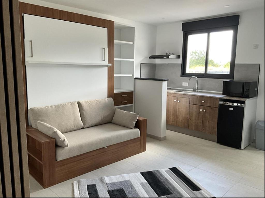 Kuchyň nebo kuchyňský kout v ubytování Val Hôtel Montbéliard Sud