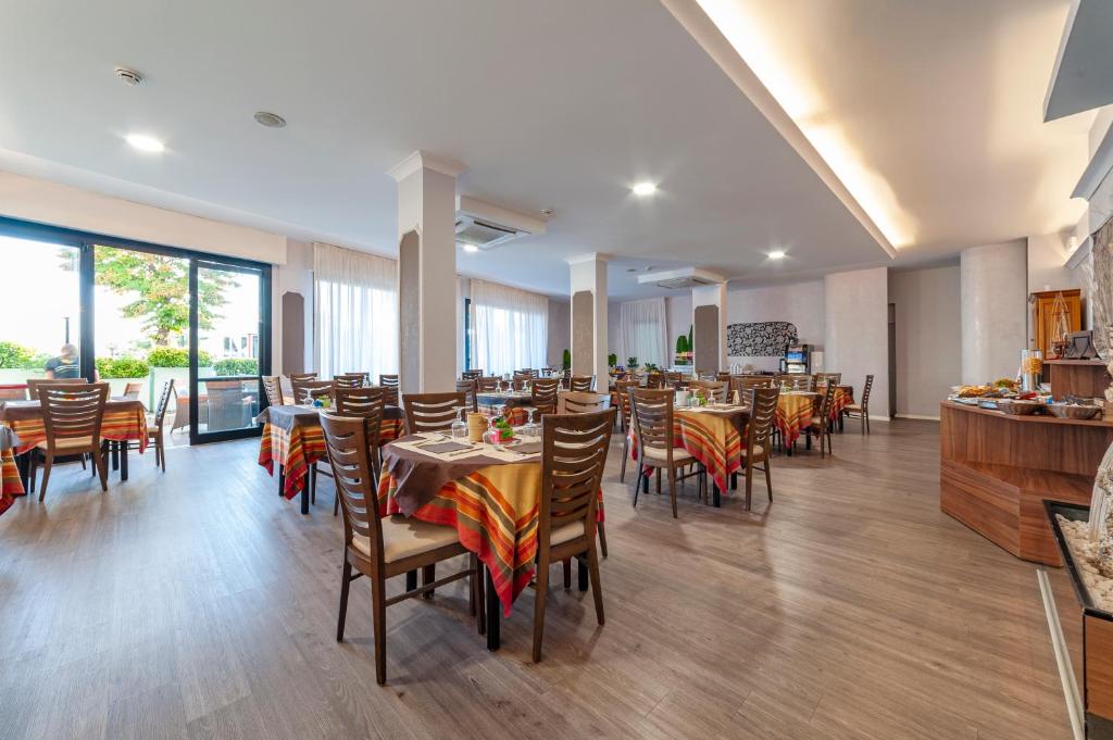 Reštaurácia alebo iné gastronomické zariadenie v ubytovaní Hotel Nuovo Belvedere