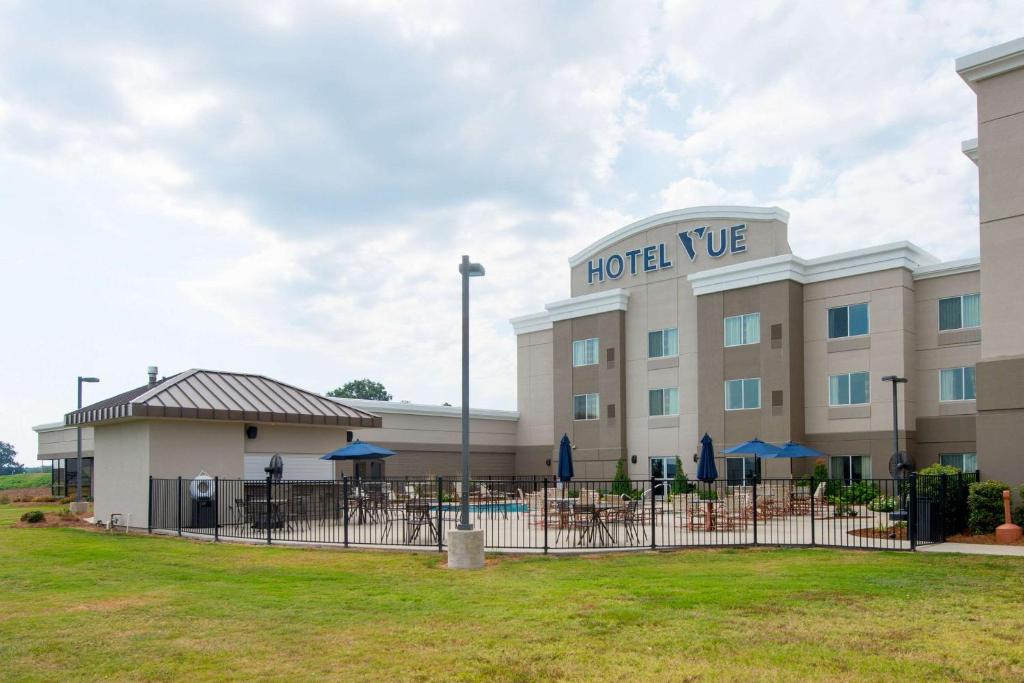 a hotel with a fence in front of a building at The Hotel Vue in Natchez