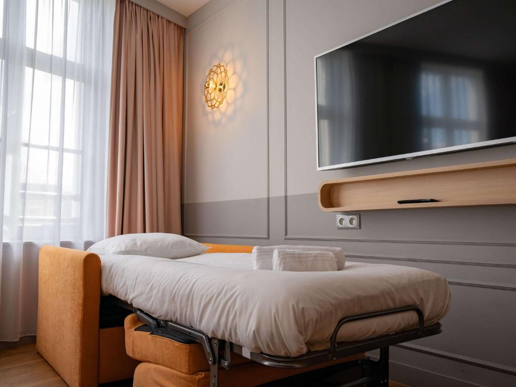 Postel nebo postele na pokoji v ubytování Mercure Saint Omer Centre Gare