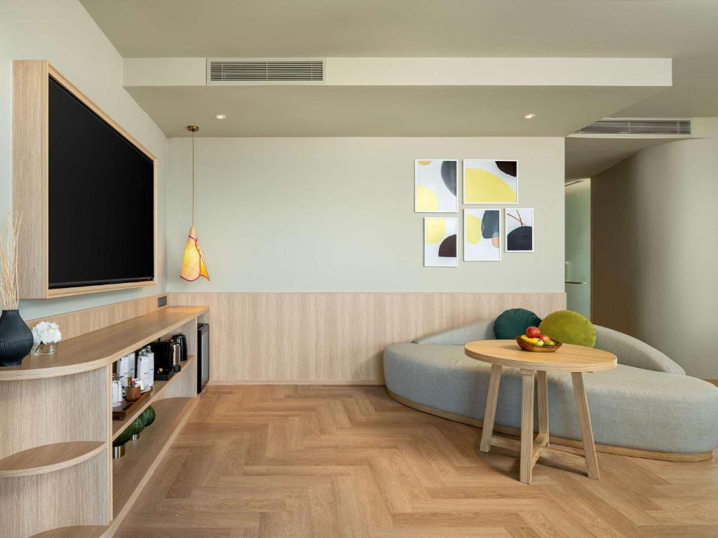 TV a/nebo společenská místnost v ubytování Mercure Rayong Lomtalay Villas & Resort
