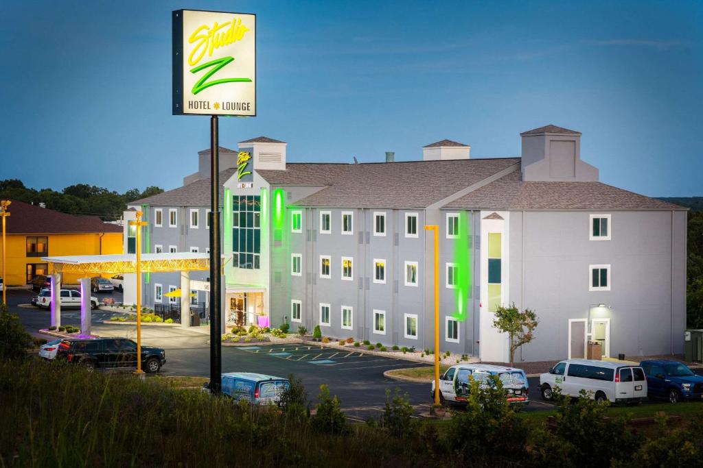 圣罗伯Studio Z, Ascend Hotel Collection的一座大楼，停车场里停满了汽车