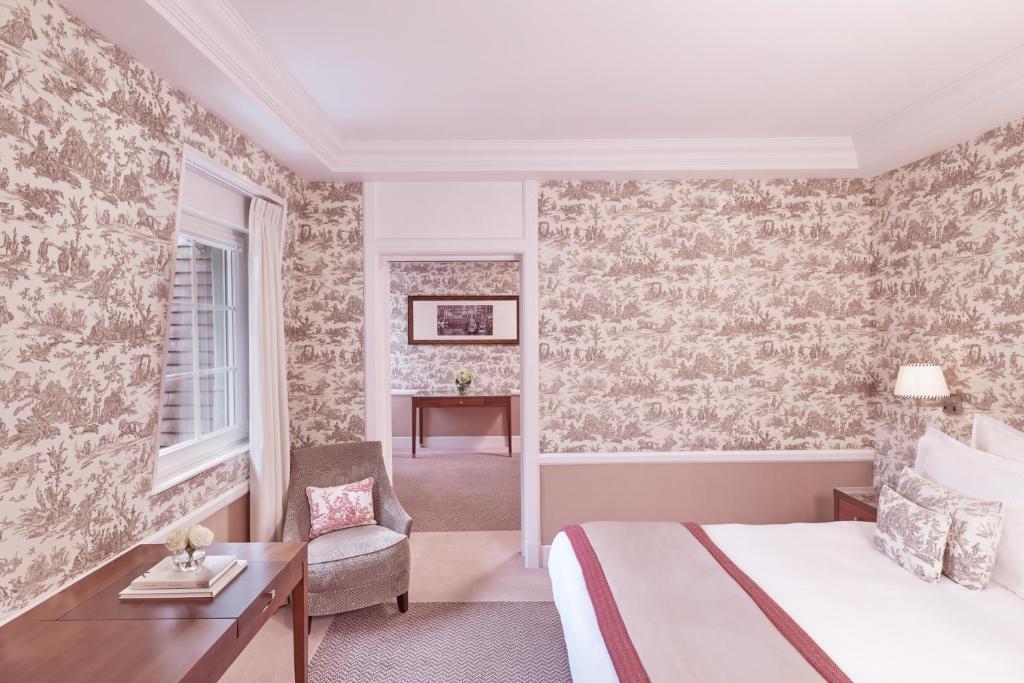 Кровать или кровати в номере Hôtel Barrière Le Normandy