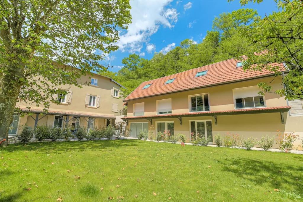 une vue extérieure d'une maison avec cour dans l'établissement T2 neuf proche Lyon, St-Didier-au-Mont-d'Or, à Saint-Didier-au-Mont-dʼOr