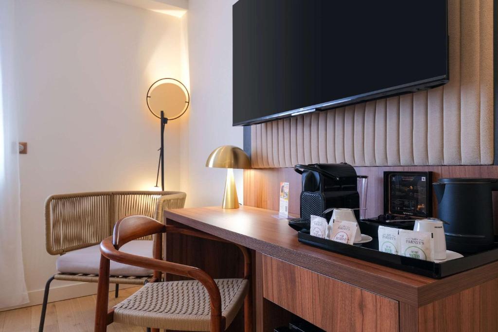 TV a/nebo společenská místnost v ubytování Zenitude Hotel la Valadiere, Ascend Hotel Collection