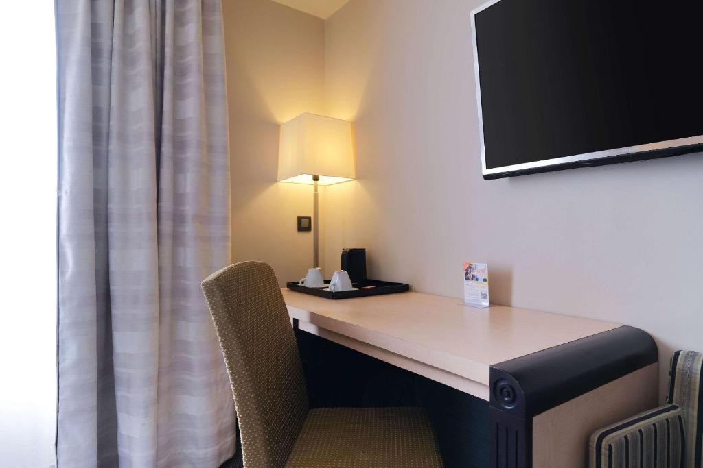 TV a/nebo společenská místnost v ubytování Zenitude Hotel la Valadiere, Ascend Hotel Collection