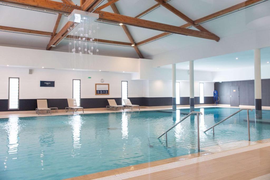 Bazén v ubytování Zenitude Hotel la Valadiere, Ascend Hotel Collection nebo v jeho okolí