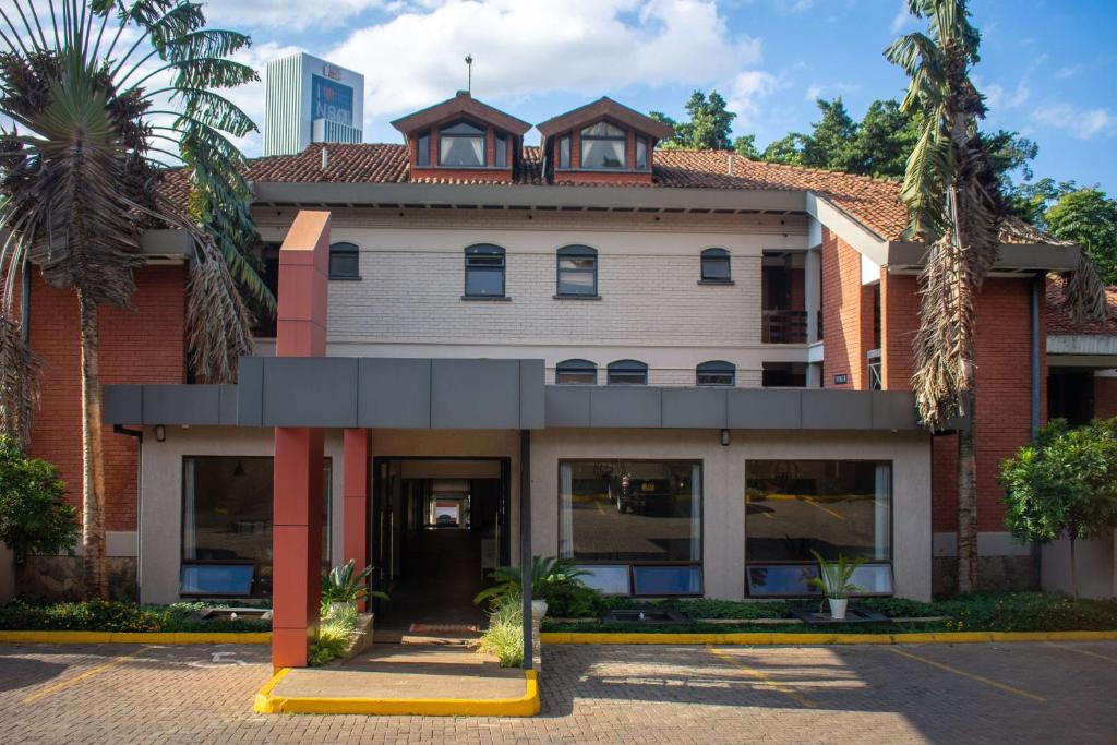 um edifício com uma torre em cima dele em Heri Heights Hotel Apartments, SureStay Collection by Best Western em Nairobi