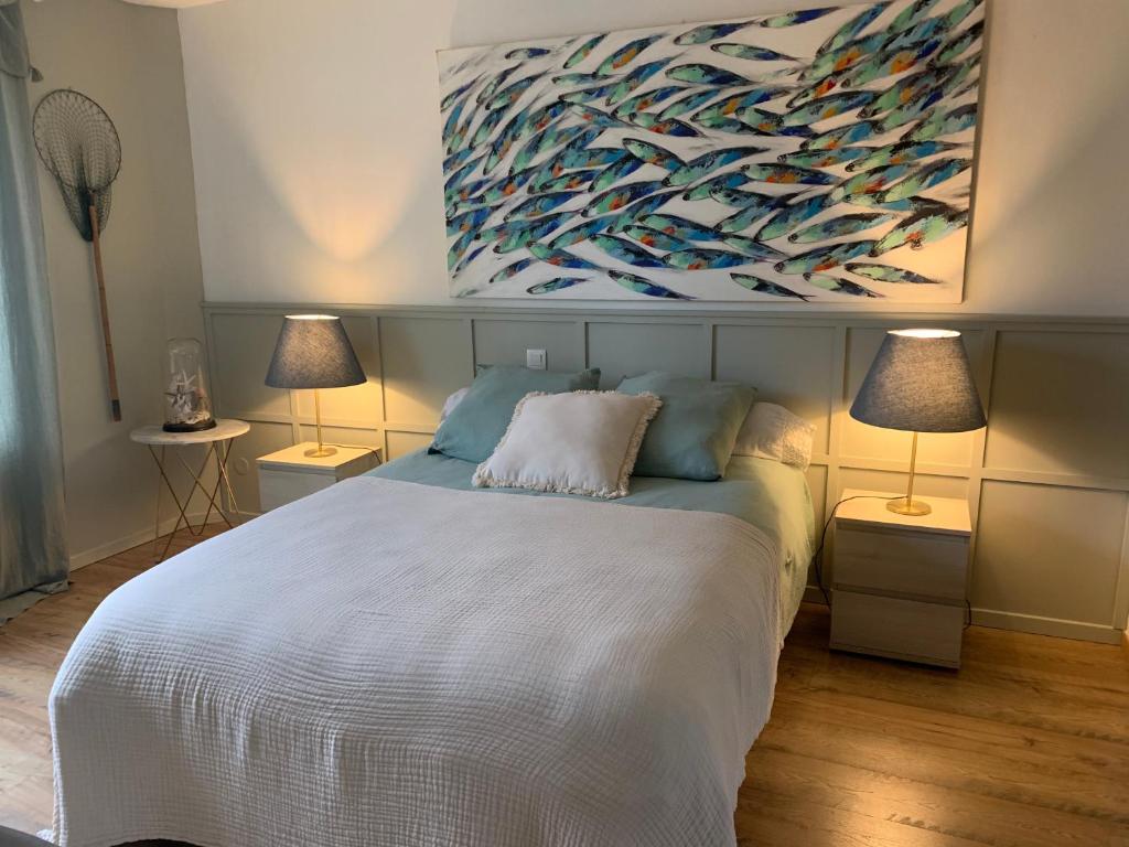 Postel nebo postele na pokoji v ubytování Maison des glycines au bord du Doubs