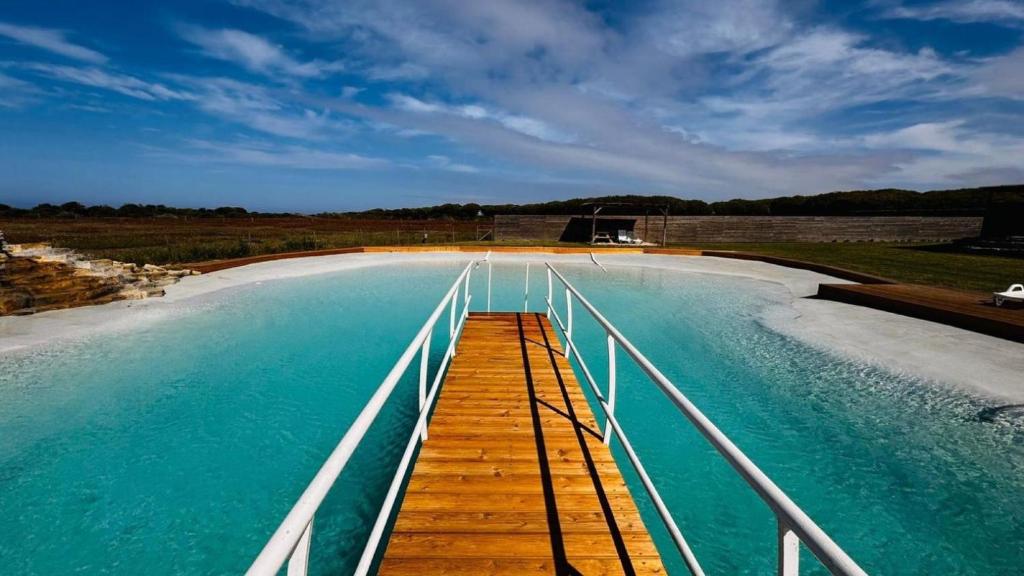 Bazén v ubytování PARAÍSO DA SERVA - Casas Courela da Serva e Flor do Rosto I e II nebo v jeho okolí