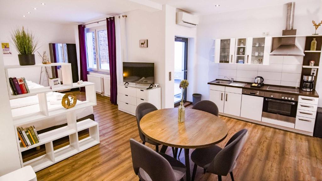 Kuchyň nebo kuchyňský kout v ubytování Hirsch Hotel Hanau