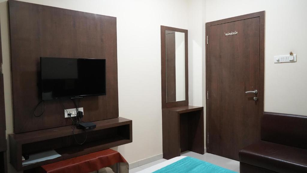 TV a/nebo společenská místnost v ubytování Hotel Satyug