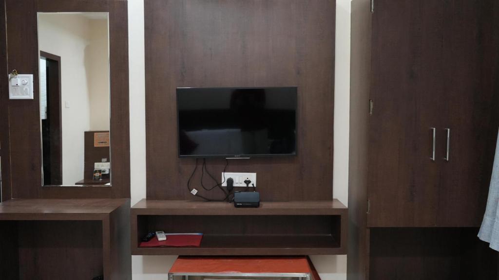 TV a/nebo společenská místnost v ubytování Hotel Satyug