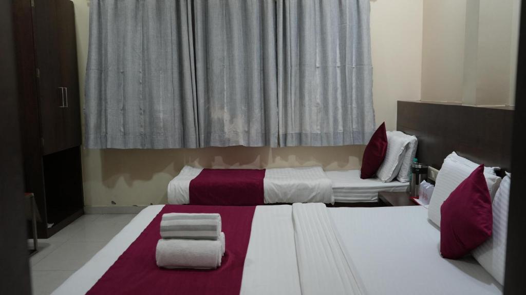 Postel nebo postele na pokoji v ubytování Hotel Satyug