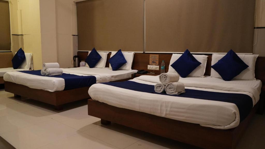Postel nebo postele na pokoji v ubytování Hotel Satyug