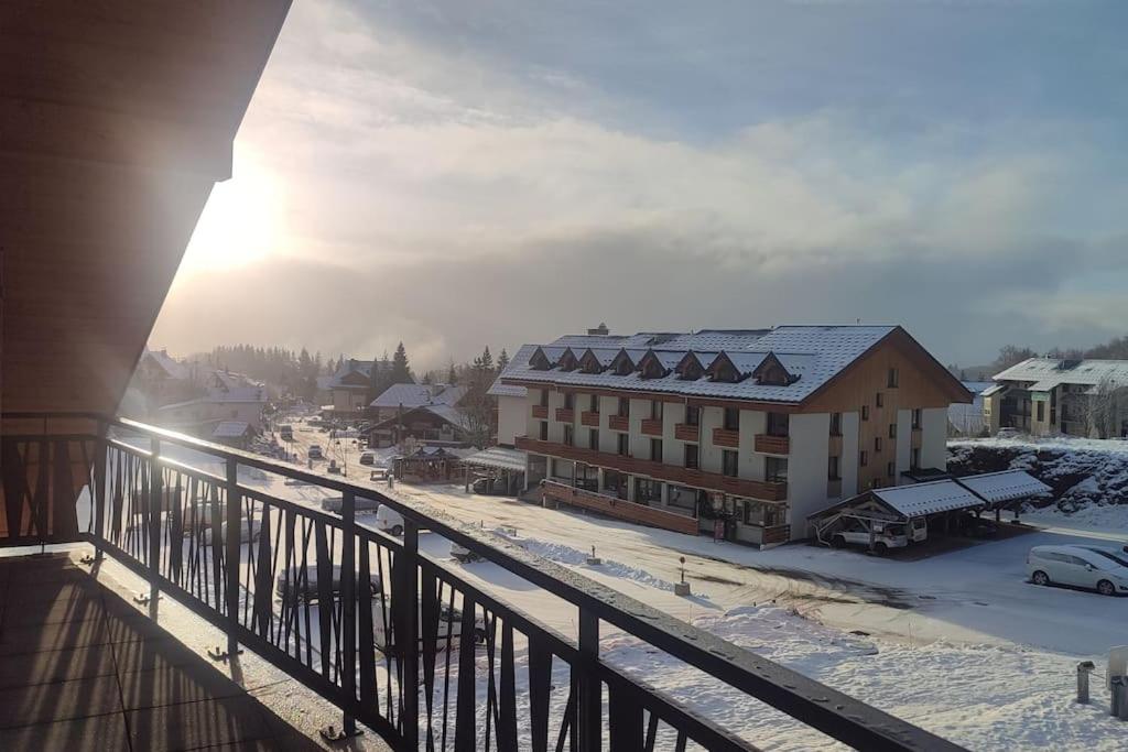 Aussicht vom Balkon eines Gebäudes im Schnee in der Unterkunft La Feclaz - Duplex 90m2 au pied des pistes in Les Déserts