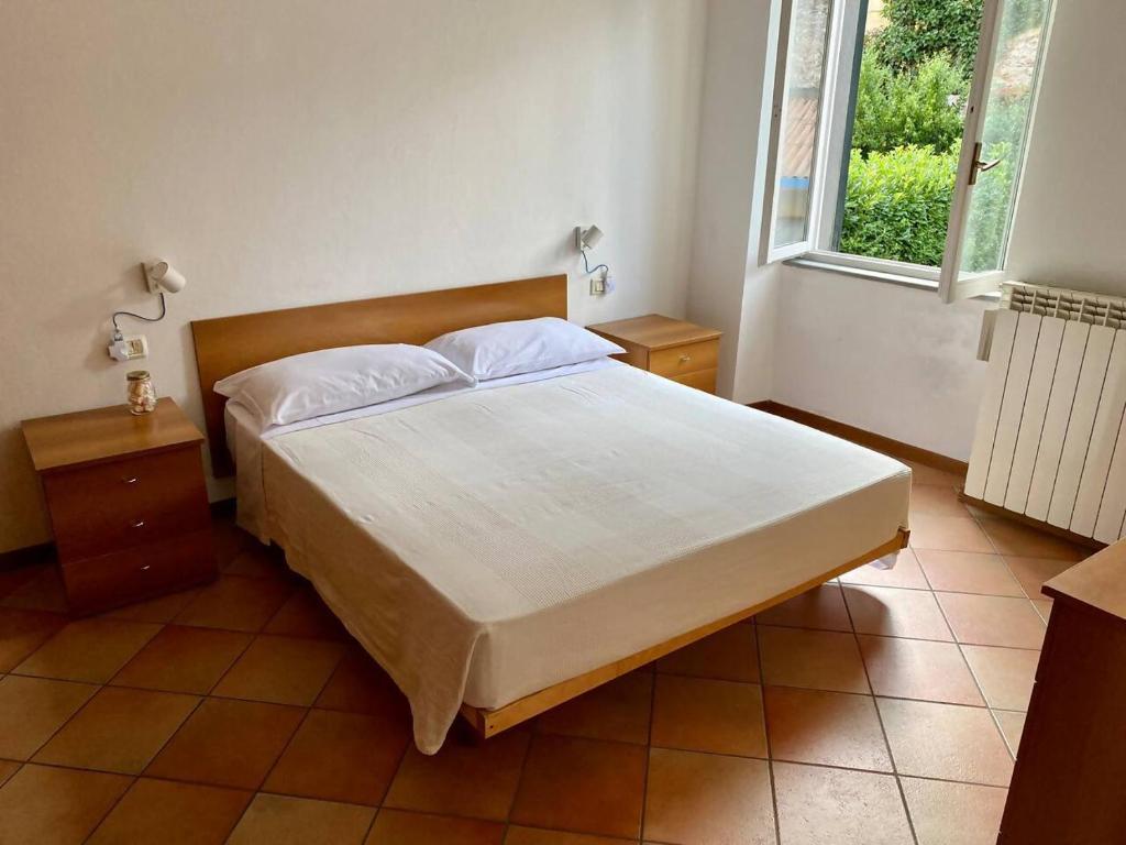 Un dormitorio con una cama grande y una ventana. en La Piccola Gioia 1, en Bérgamo