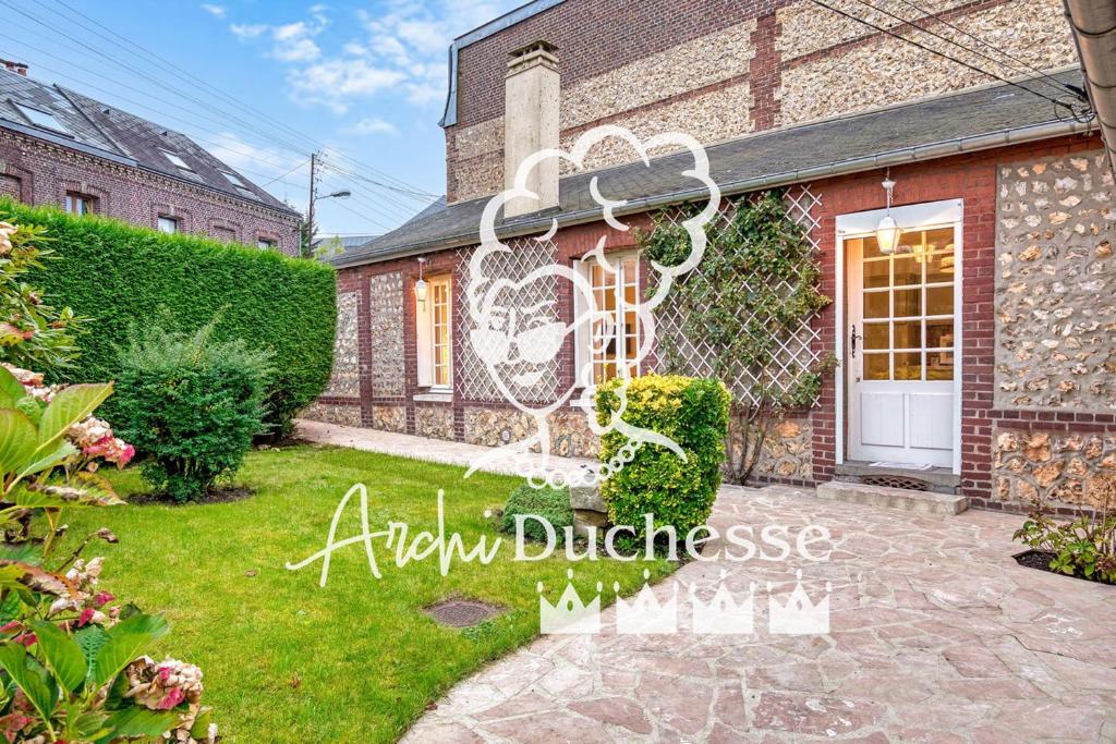 une maison avec une fresque murale sur son côté dans l'établissement Gisèle charmante maison de ville au coeur de Bihorel, à Bihorel