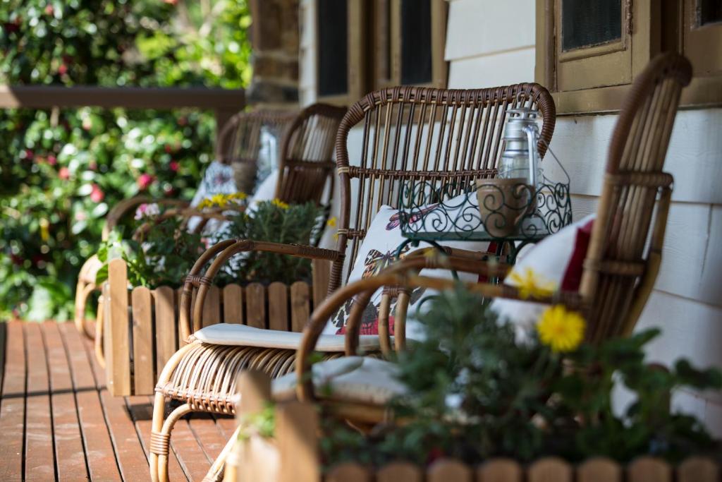 een groep stoelen op een veranda bij Buttercup Hill in Warburton