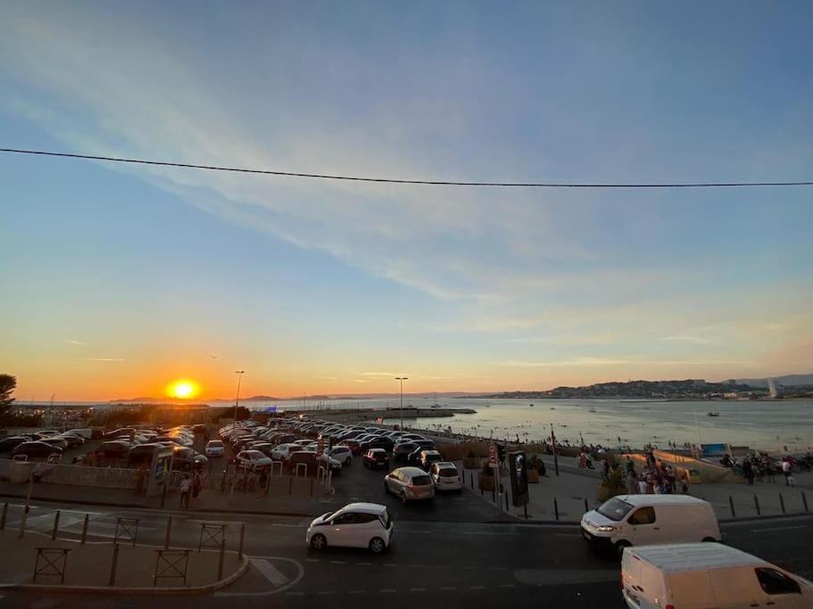 - un parking rempli de voitures à côté d'une plage dans l'établissement Appartement vue mer Pointe Rouge, à Marseille