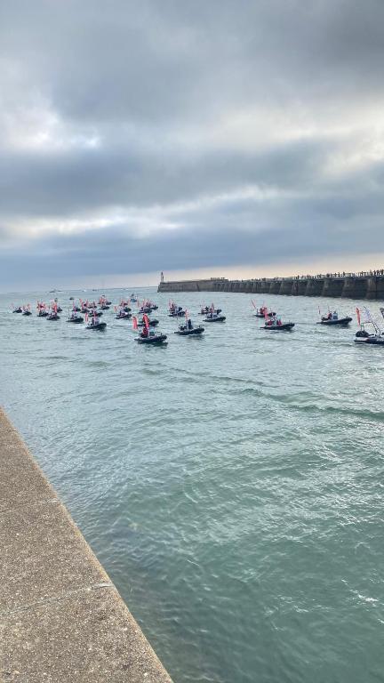 un groupe de bateaux dans une grande masse d'eau dans l'établissement Studio plein de charme, à Les Sables-dʼOlonne