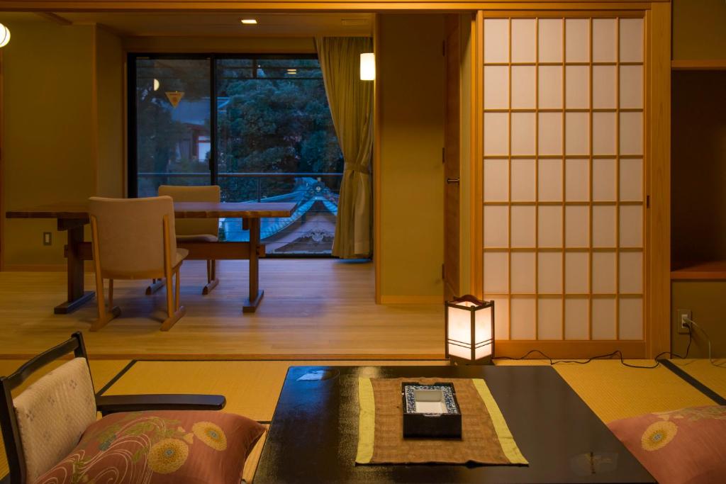 Tachibana Shikitei - Japanese-Style Family Room With Dining Area