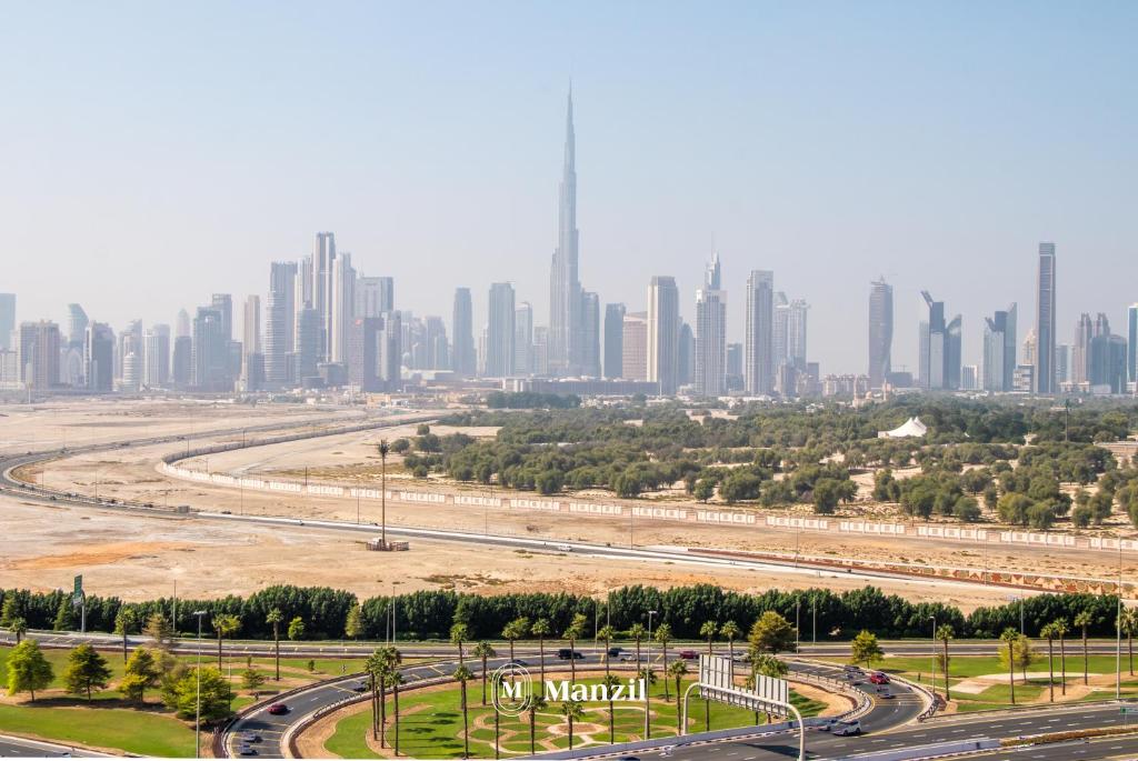 uitzicht op een stad met hoge gebouwen bij Manzil - 1BR Apartment in Farhad Aziz Residence with Burj View in Dubai