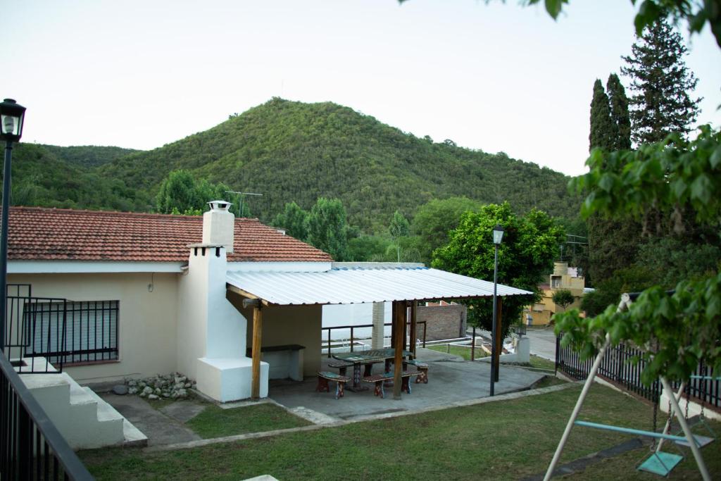 ein Haus mit einer Terrasse mit einem Berg im Hintergrund in der Unterkunft Silencio Dorado in Villa Serranita