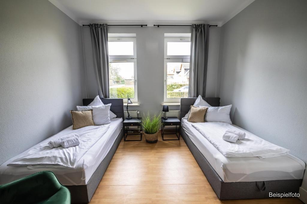 due letti in una stanza con due finestre di 2 Zimmer Apartment für 3 Personen a Brunsbüttel