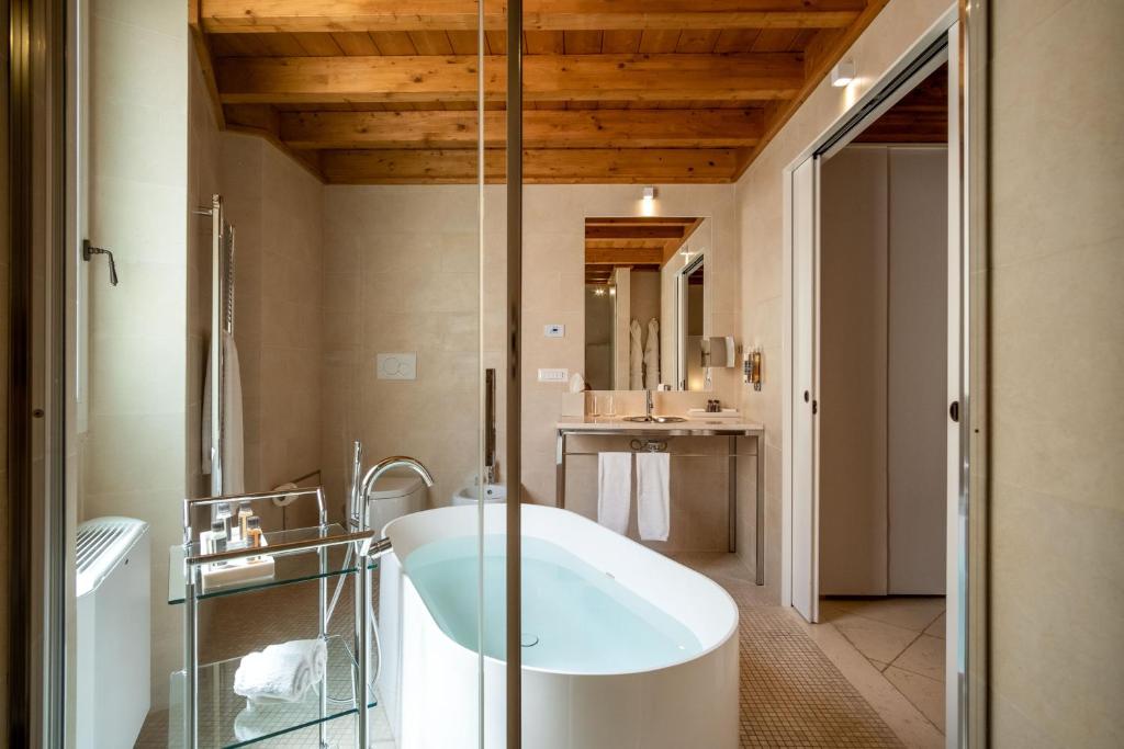 een badkamer met een bad en een wastafel bij La Fiermontina Luxury Home Hotel in Lecce