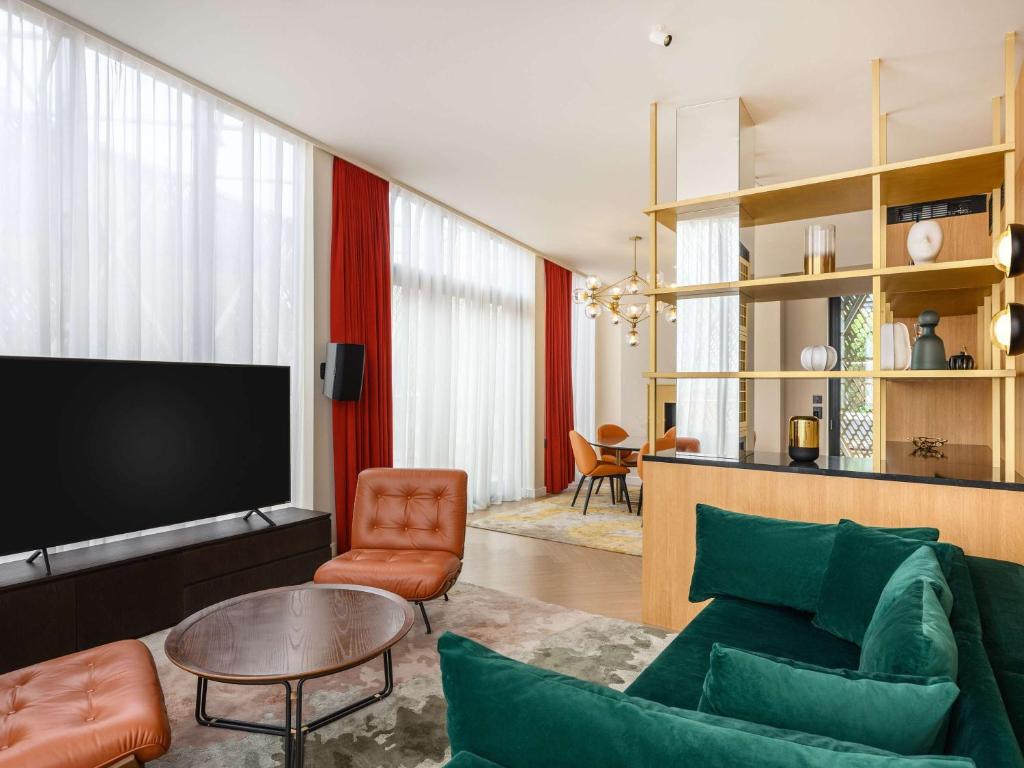 Televízia a/alebo spoločenská miestnosť v ubytovaní Pullman Budapest