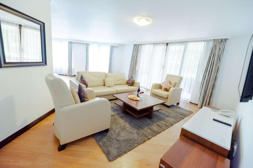 Uma área de estar em Heri Heights Hotel Apartments, SureStay Collection by Best Western