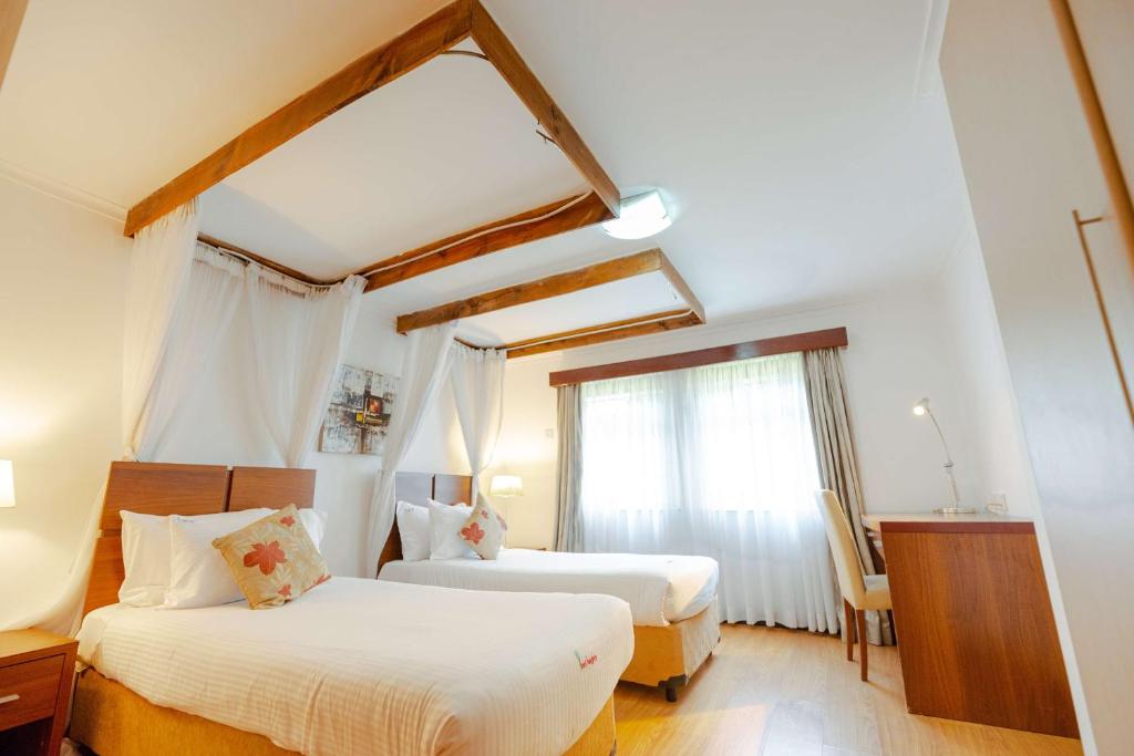 Uma cama ou camas num quarto em Heri Heights Hotel Apartments, SureStay Collection by Best Western