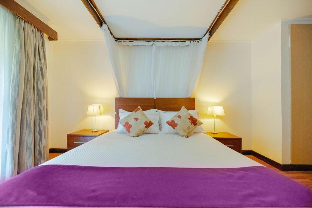 Uma cama ou camas num quarto em Heri Heights Hotel Apartments, SureStay Collection by Best Western