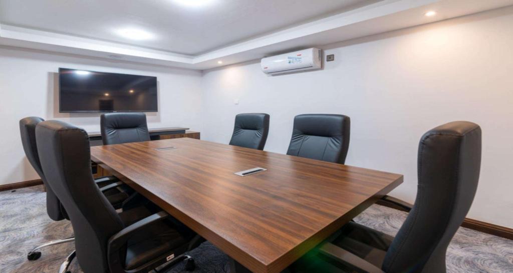 A área empresarial e/ ou a sala de conferências de Heri Heights Hotel Apartments, SureStay Collection by Best Western