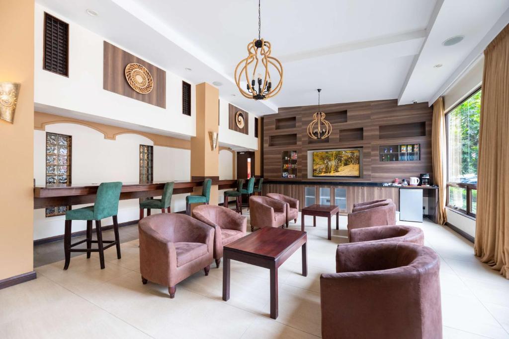 Uma área de estar em Heri Heights Hotel Apartments, SureStay Collection by Best Western