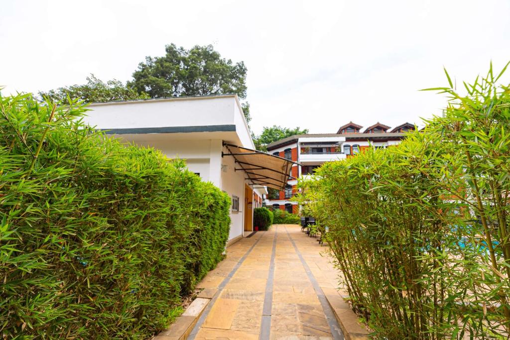 Um jardim no exterior de Heri Heights Hotel Apartments, SureStay Collection by Best Western