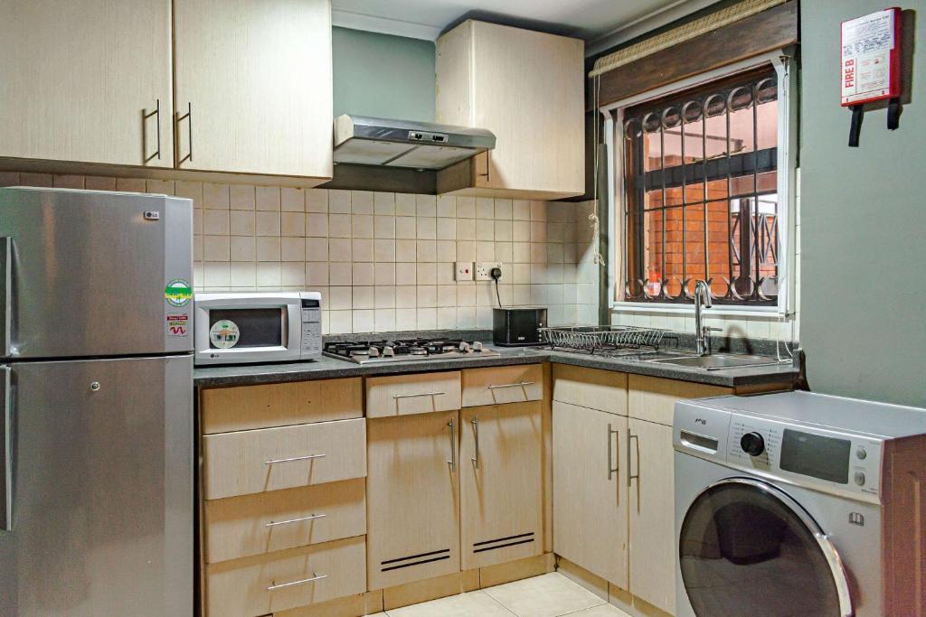 A cozinha ou kitchenette de Heri Heights Hotel Apartments, SureStay Collection by Best Western