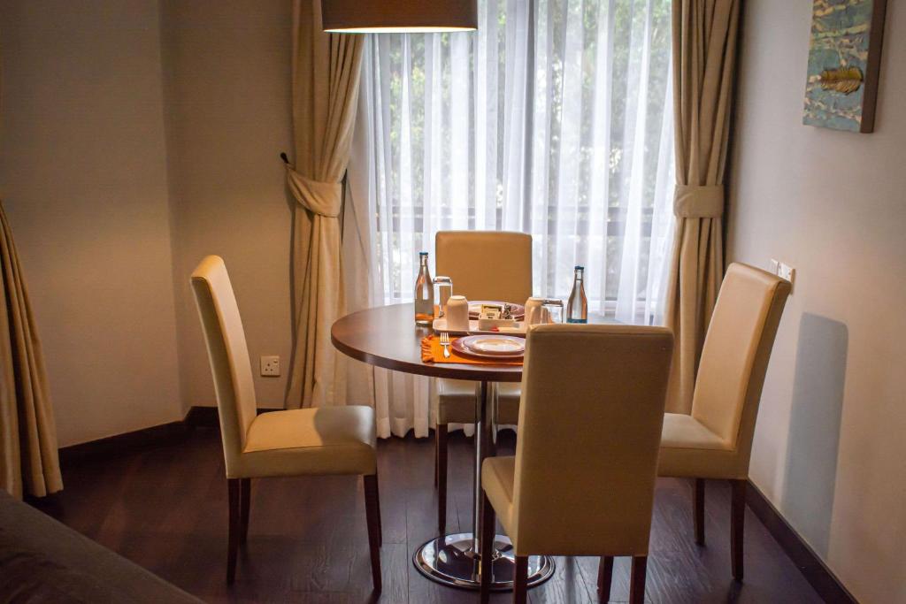 Uma área de estar em Heri Heights Hotel Apartments, SureStay Collection by Best Western