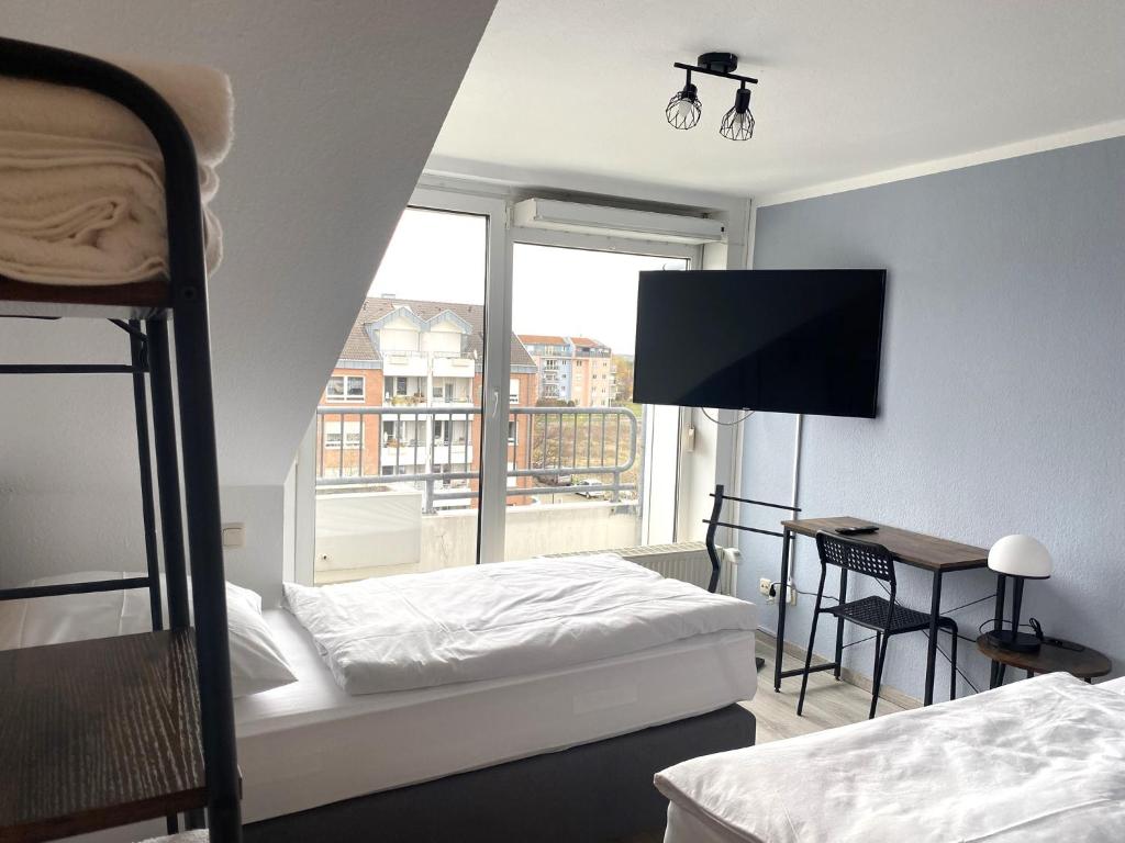 Postel nebo postele na pokoji v ubytování Komfortables Apartment, Ihr Zuhause auf Zeit mit 3 Schlafzimmern, 2 Balkonen, Netflix & 24h Check-In