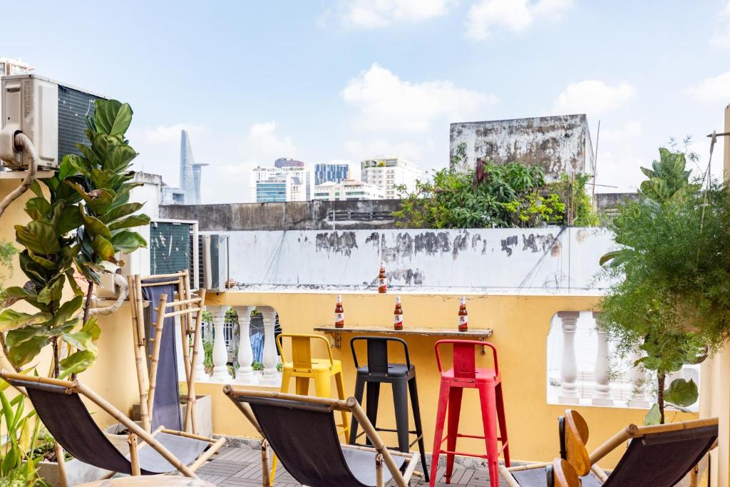 Balkón nebo terasa v ubytování Saigon Authentic Hostel - Free Fresh Breakfast, Gym & Rooftop Billiard