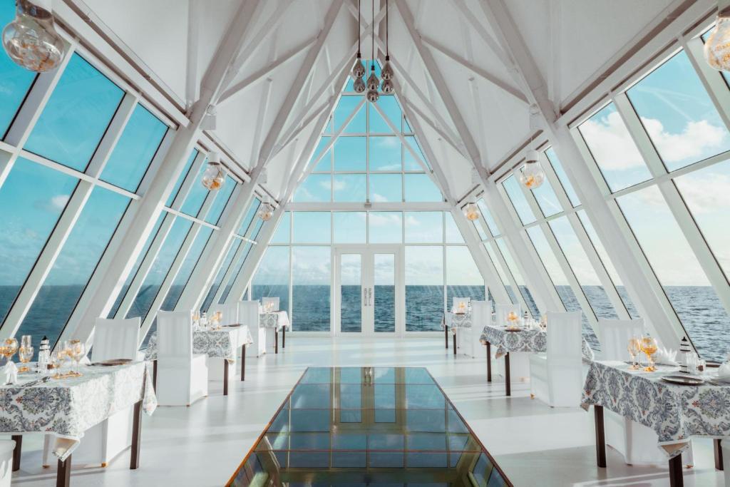 Posezení v ubytování Furaveri Maldives - COMPLIMENTARY ROUND-TRIP SEAPLANE TRANSFER for two for a minimum of 5 nights or more from May 1st to October 31st, 2025