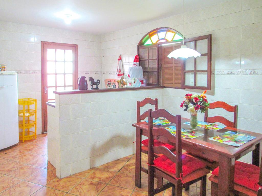 Kuchyň nebo kuchyňský kout v ubytování Linda casa a 170m da Praia do Pero em Cabo Frio RJ