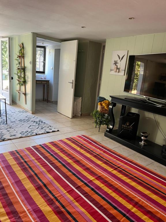 Televisyen dan/atau pusat hiburan di Chambre avec terrasse