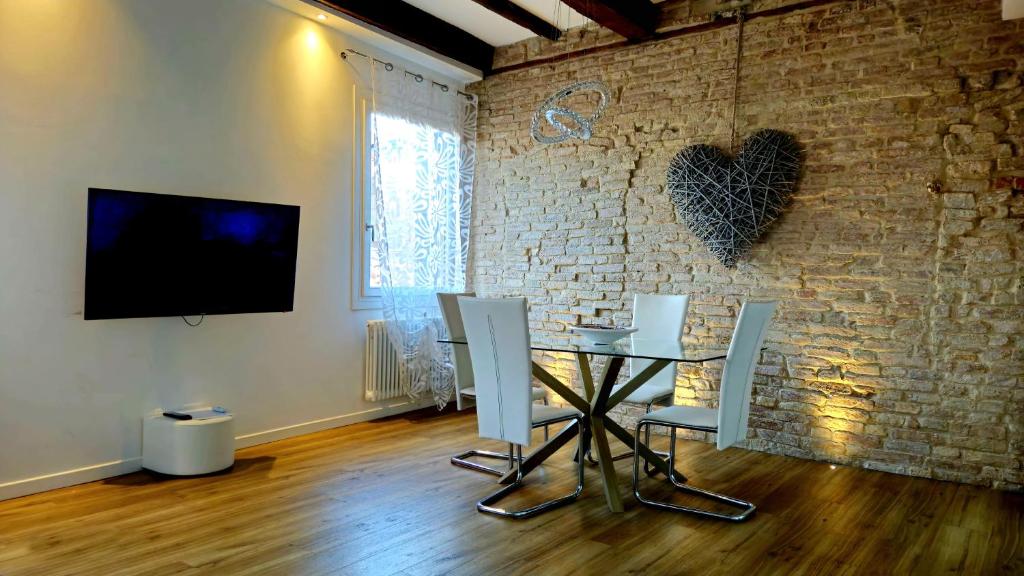 Televízia a/alebo spoločenská miestnosť v ubytovaní Ca' Monica Apartment