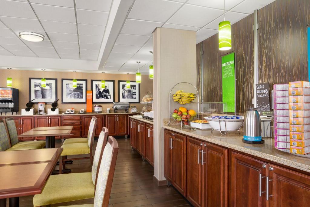 Příslušenství pro přípravu čaje a kávy v ubytování Hampton Inn Philadelphia/Mt. Laurel