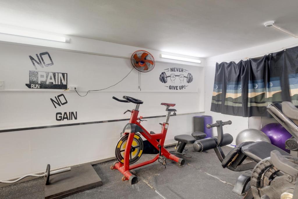 Fitness centrum a/nebo fitness zařízení v ubytování Saigon Authentic Hostel - Free Fresh Breakfast, Gym & Rooftop Billiard