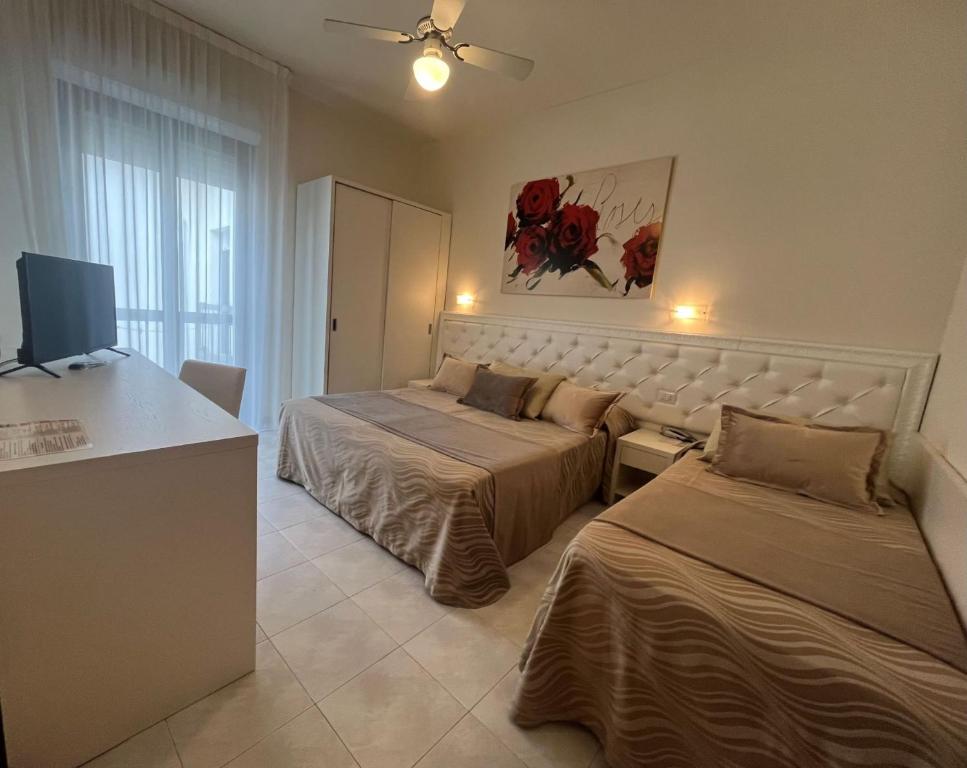 TV a/nebo společenská místnost v ubytování Hotel Athena