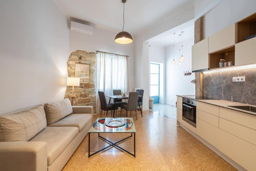 2BR Apt 20 Mins From Acropolis with Washer & Dryer