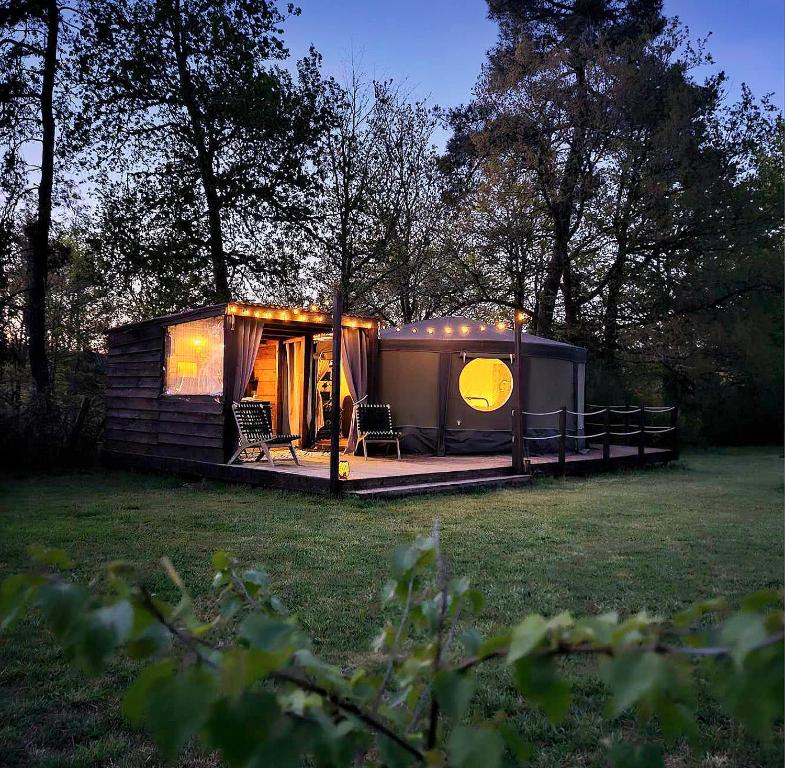 une petite cabine au milieu d'un champ dans l'établissement Yurt at Le Ranch Camping et Glamping, à Madranges
